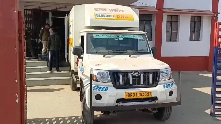 जमुई में सघन जांच के दौरान उत्पाद विभाग की बड़ी कामयाबी, पार्सल वैन से भारी मात्रा में शराब पकड़ी गई